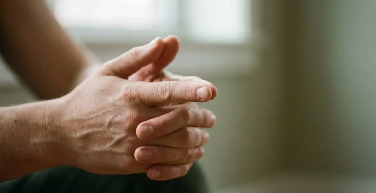 Détail des mains effectuant un geste d'ancrage kinesthésique discret