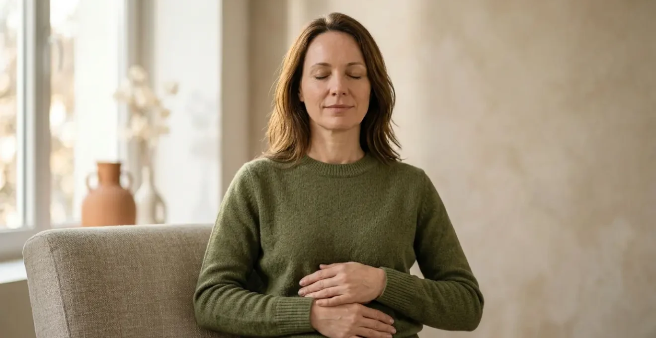 Personne dans un état de relaxation profonde symbolisant la paix intérieure retrouvée grâce à l'hypnose