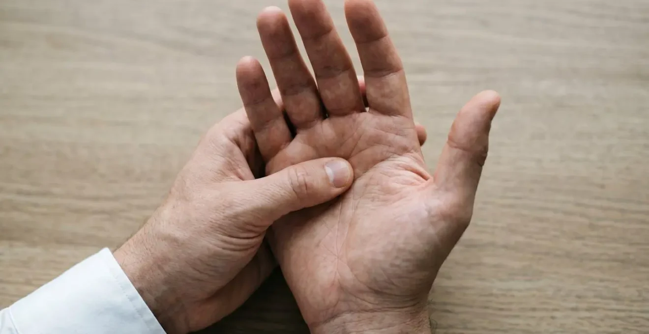 Geste discret de recentrage et ancrage sensoriel réalisable en environnement professionnel